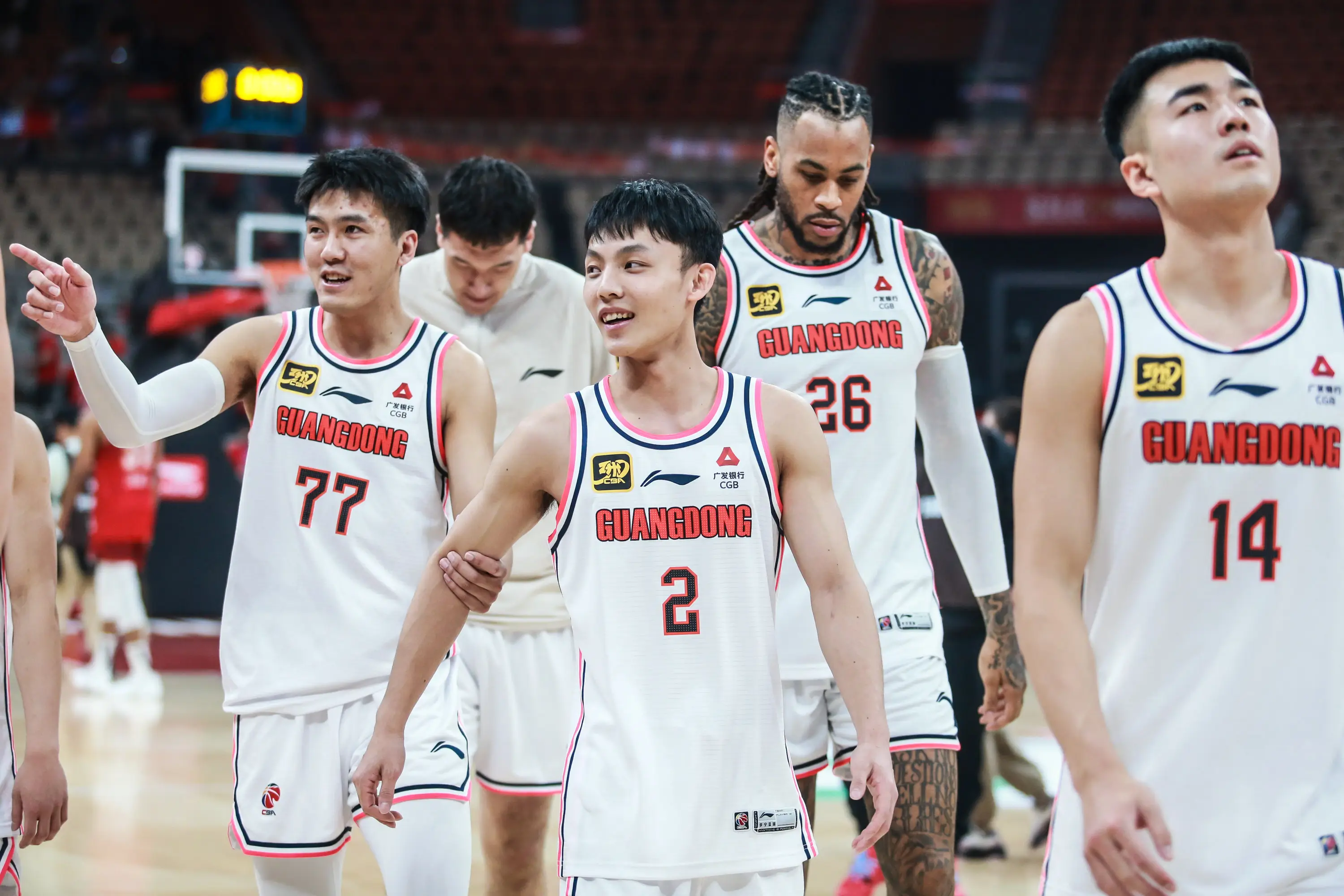 爱游戏-赛地聚焦：CBA常规赛关键时刻热度飙升，门兴格拉德巴赫远射贴柱，目标明确，年轻球员得到机会(cba上座人数统计)